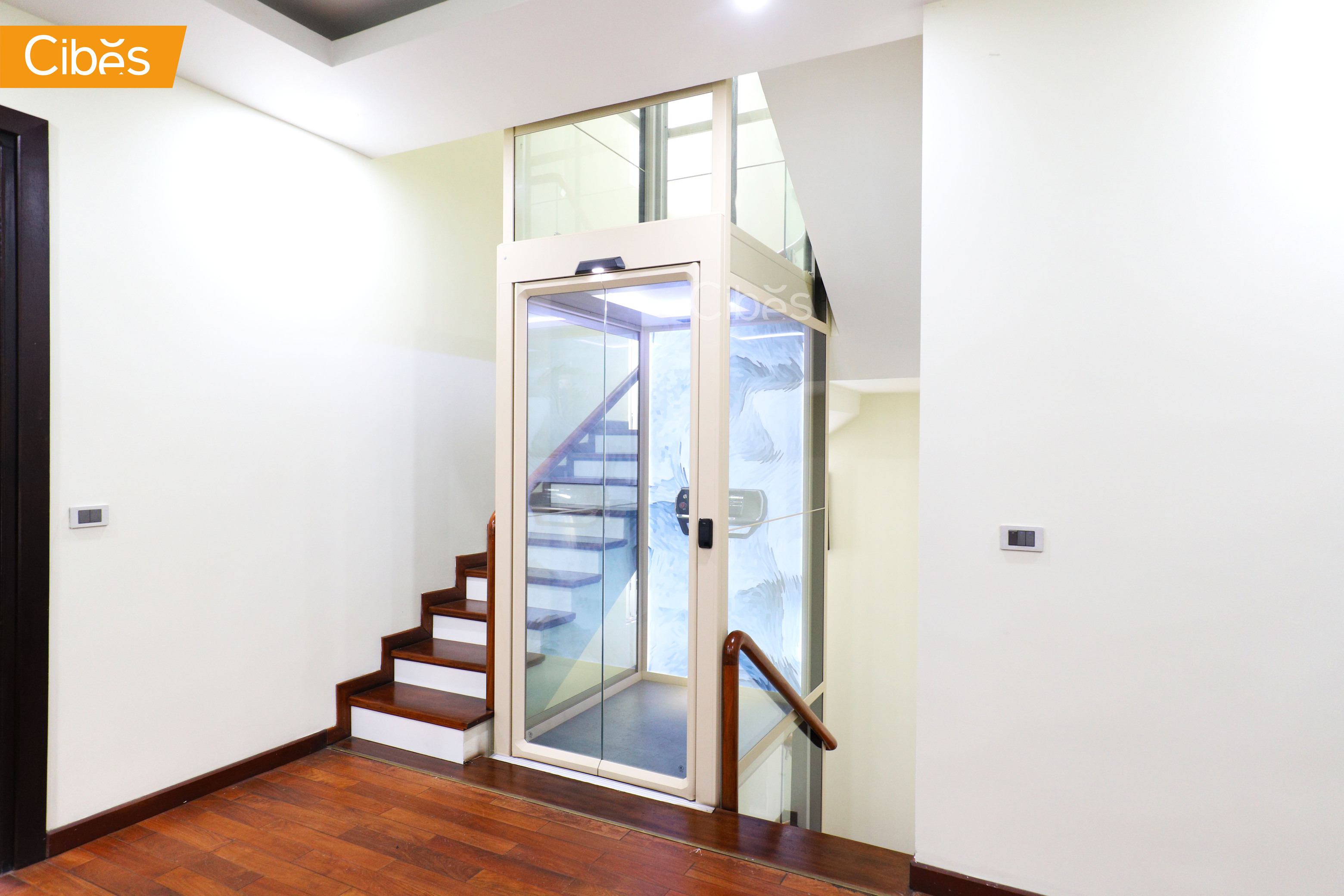 Phần trần cabin là không gian gắn đèn và tăng vẻ đẹp cho thang máy